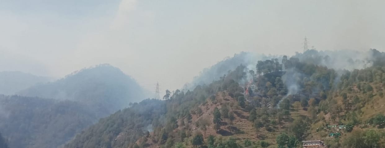 Uttarakhand Forest burning in Garhwal Three Places for two days smoke rising everywhere