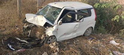 Hardoi road accident, Car became unbalanced and collided with a tree, father and son died, four seriously inju