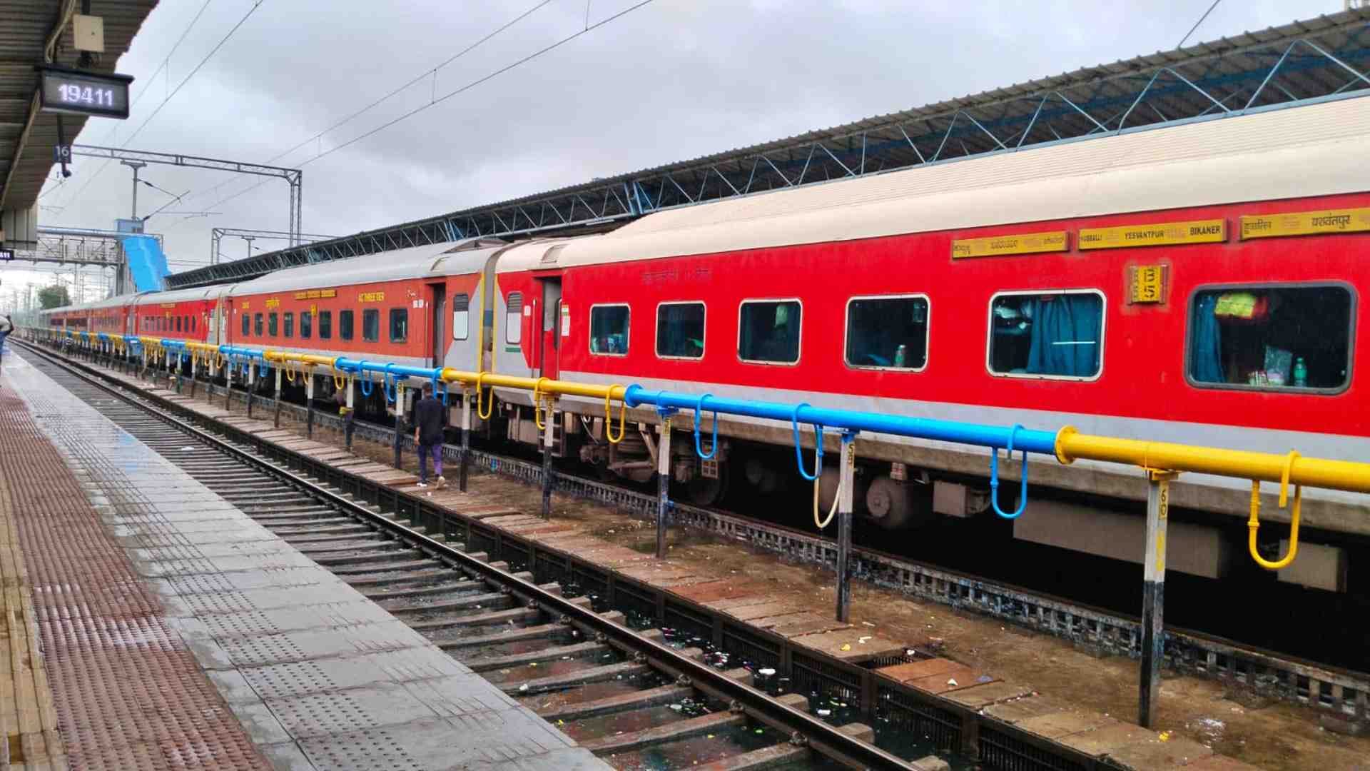किसान आंदोलन के चलते ट्रेनें रद्द।