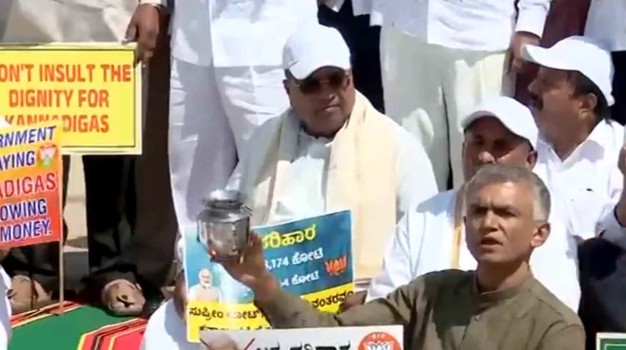 Karnataka CM Siddaramaiah other leaders stage a protest against the central government for drought relief FUND