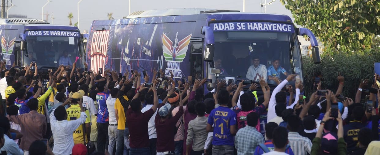 IPL MATCH: This time Lucknow people are crazy about Rahul, forgetting Dhoni, blue jerseys dominate