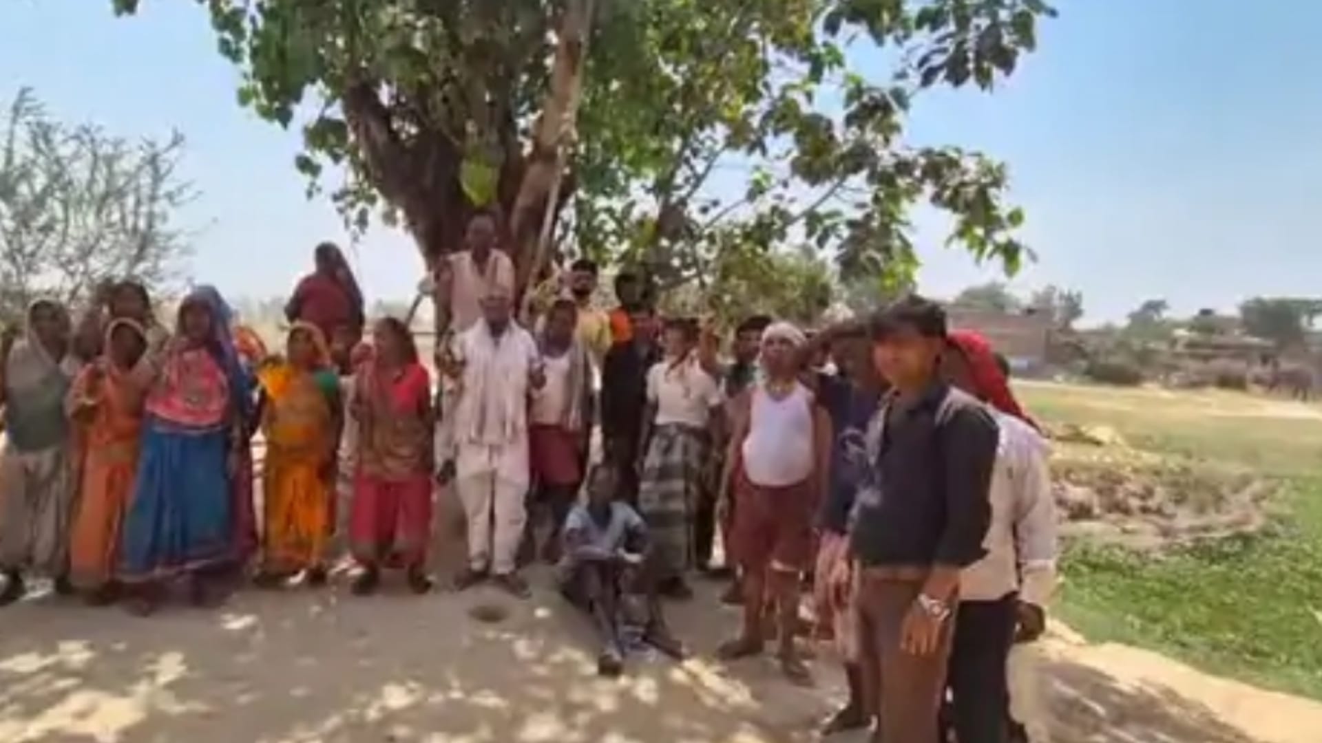 वोट का बहिष्कार करने वाले लोग।