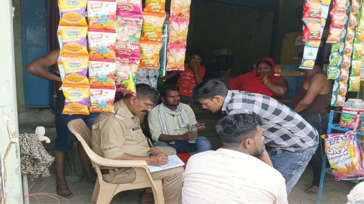 In Maharajganj, people beat up a lover who came to meet his girlfriend, police is investigating