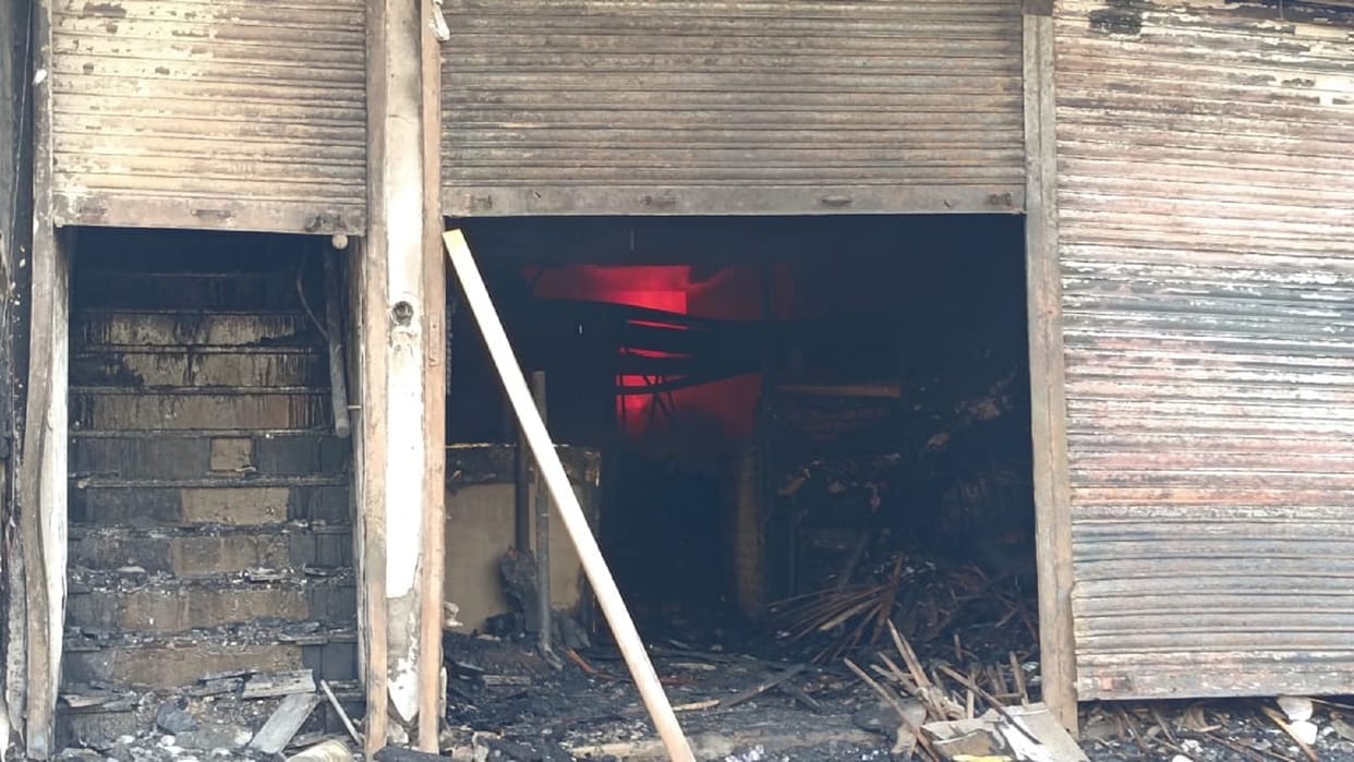 massive fire broke out in a wooden warehouse, goods worth lakhs reduced to ashes