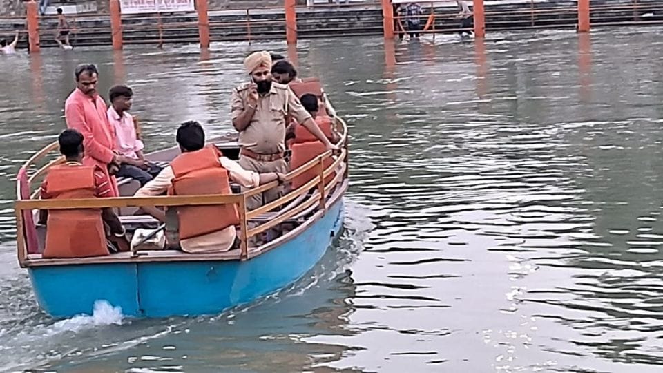 youth washed away in strong current of water  who went to take bath in Muradnagar canal