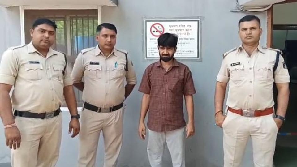 Absconding accused arrested in fraud case used to call himself a Congress leader in Korba