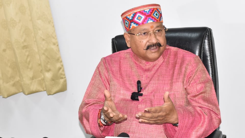 उत्तराखंड: हिमालय की तीन चोटियों को फतह करेंगे 36 युवा पर्वतारोही, पर्यटन मंत्री ने हरी झंडी दिखाकर किया रवाना