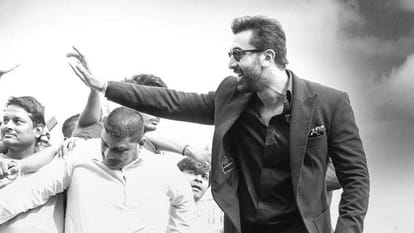 Ranbir Kapoor slipped on stairs promotional event in surat wave hands welcome fans