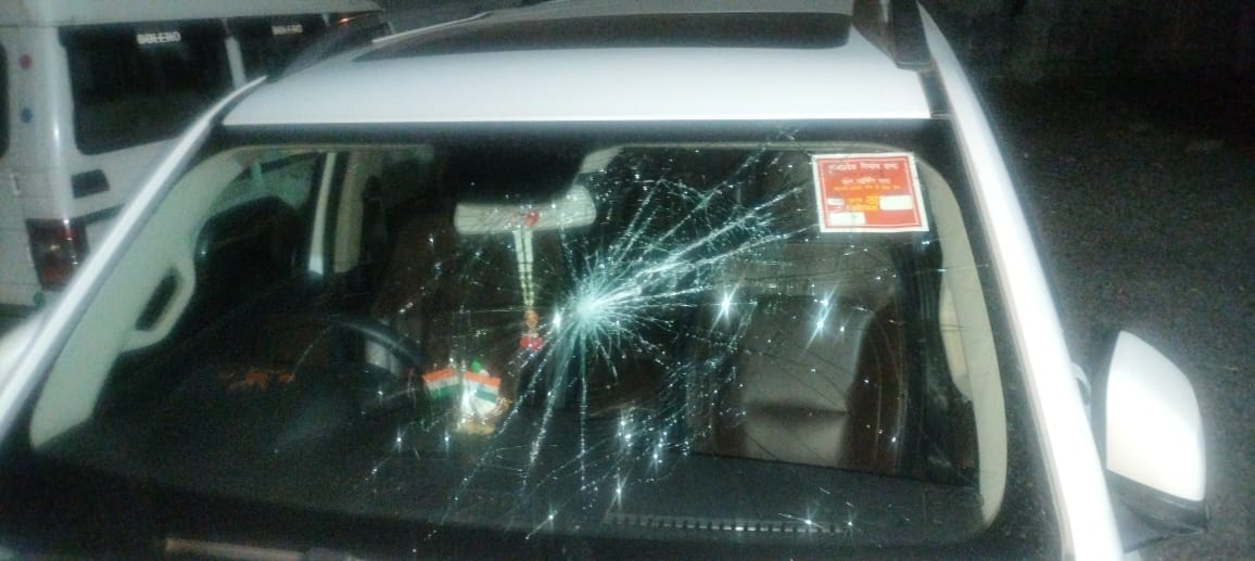 Sagar: Stones pelted on the car of Banda MLA, the glass of the car broke due to the attack of unknown person