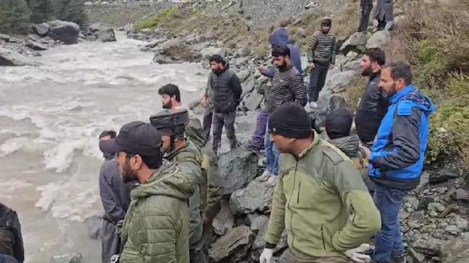 Car falls into Sindh river in Sonmarg Four Died