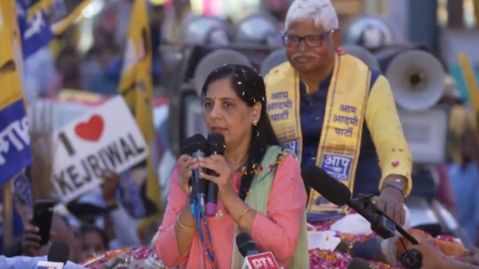 Sunita Kejriwal did road show in West Delhi