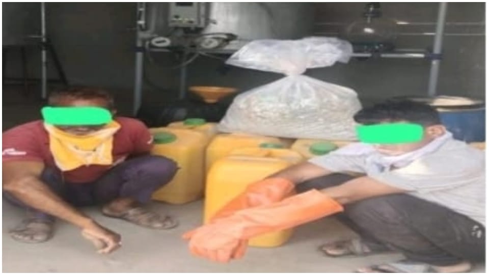 पुलिस गिरफ्त में आरोपी।