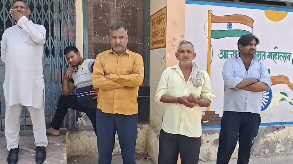 Elderly couple commits suicide by jumping in front of train in Bulandshahr