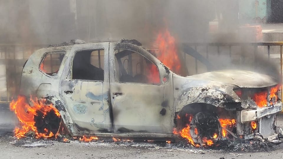 Video: car running on highway suddenly caught fire, driver saved his life by jumping...wheels of vehicles stop