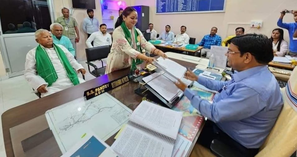 रोहिणी आचार्य के साथ लालू प्रसाद।