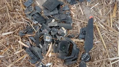 Punjab: बीएसएफ ने नेष्टा गांव के खेतों से पकड़ा ड्रोन, पुलिस को सौंपा Punjab: BSF caught drone from the fields of Neshta village, handed it over to police