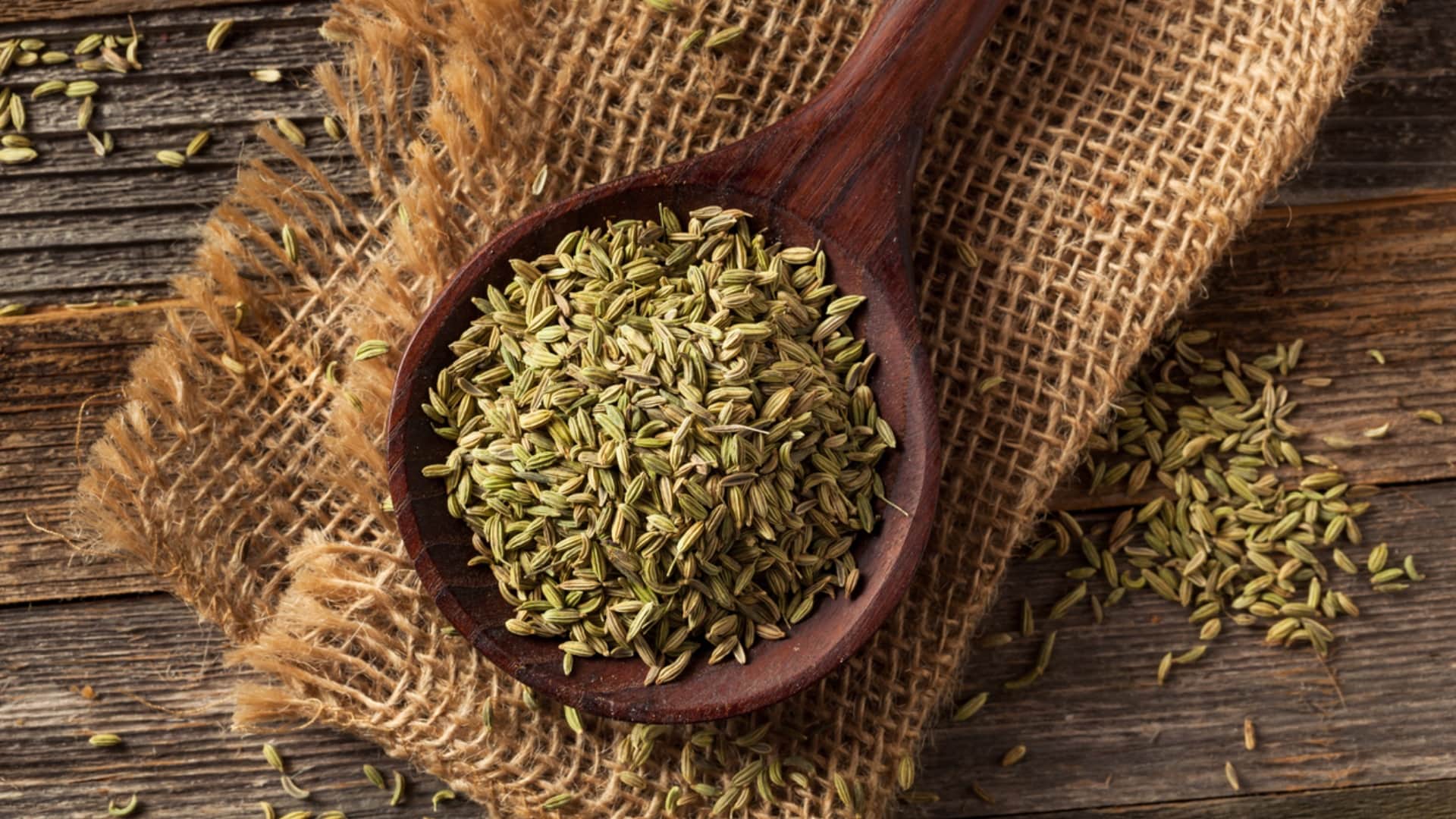 benefits of eating saunf and mishri after meal in hindi
