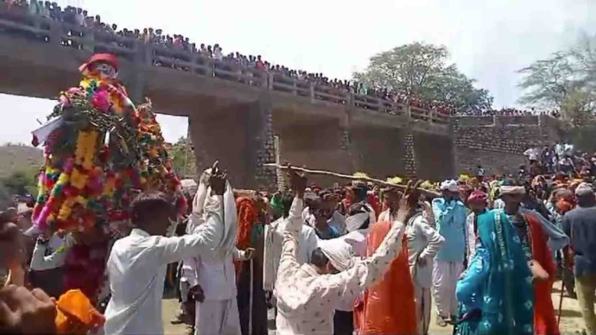 गणगौर मेले में झूमते लोग।