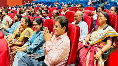 In the comedy kavi sammelan in Gorakhpur, the witty style of poet Pratap Faujdar tickled the people