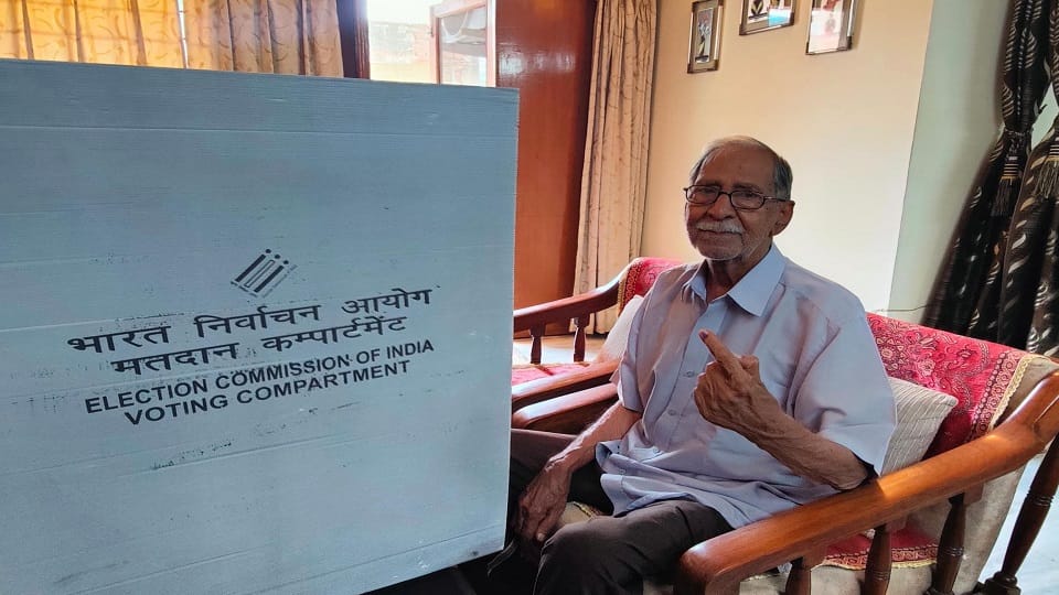 Lok Sabha Election Elderly people are being made to vote at home in agra