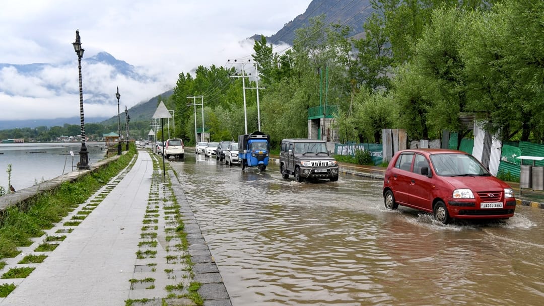heavy rain caused water logging on iconoic boulevard in srinagar