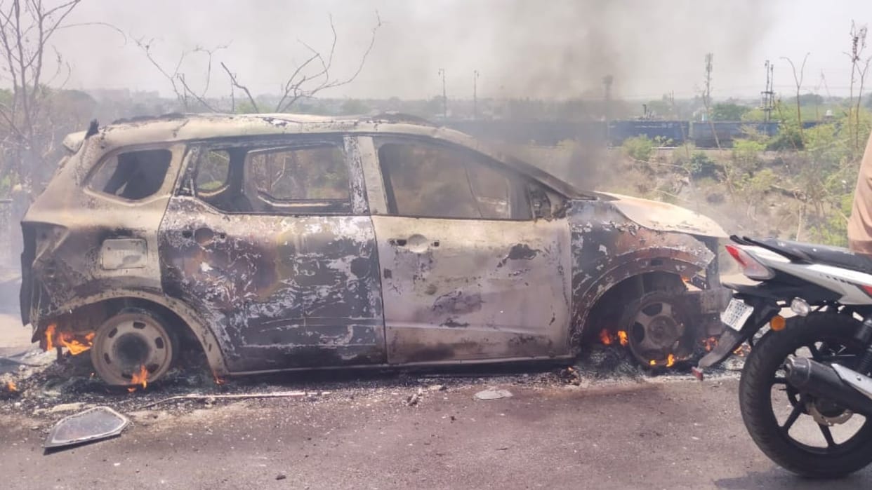 Car burnt in fire in Varanasi Fire brigade team brought fire under control
