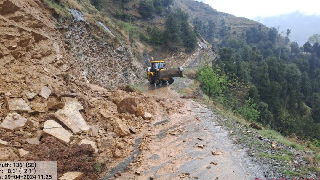 heavy rain caused water logging on iconoic boulevard in srinagar