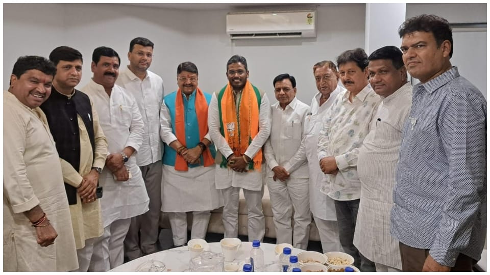 What did Congress and BJP leaders say when Indore Lok Sabha candidate Akshay Bam left election field