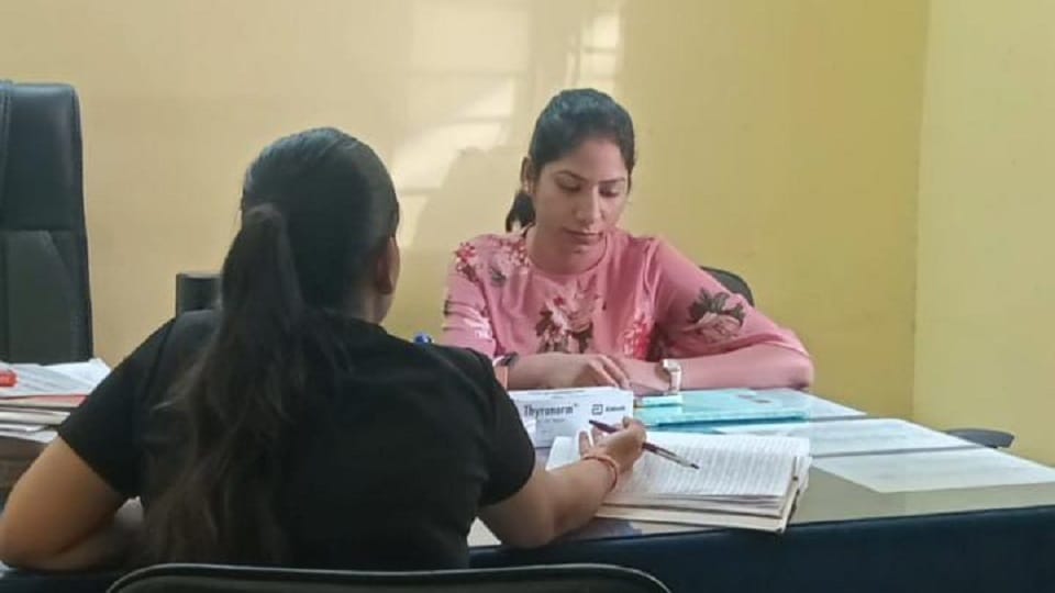 showing fear of CBI woman doctor was cheated of Rs 5 lakh in Korba