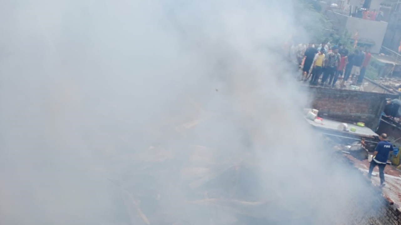 Uttarakhand Forest Fire Massive Fire Incident in Dehradun Khud Buda Mohalla Huts Burnt to Ashes News in Hindi