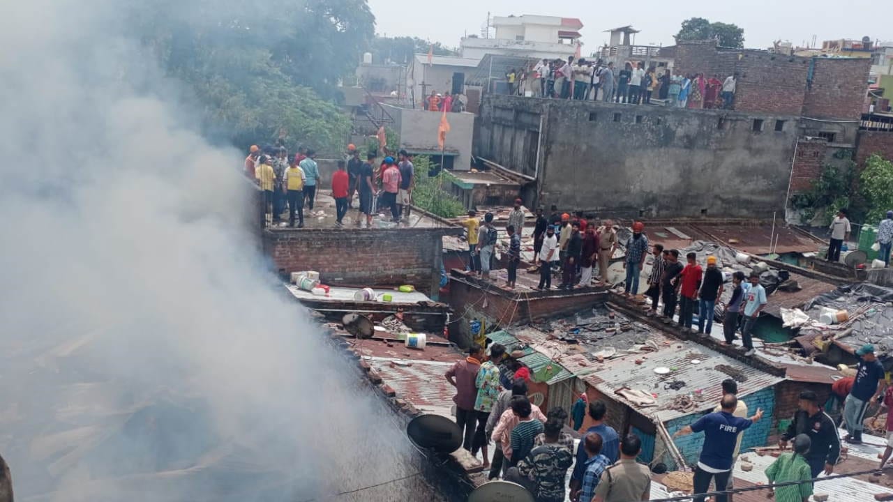 Uttarakhand Forest Fire Massive Fire Incident in Dehradun Khud Buda Mohalla Huts Burnt to Ashes News in Hindi