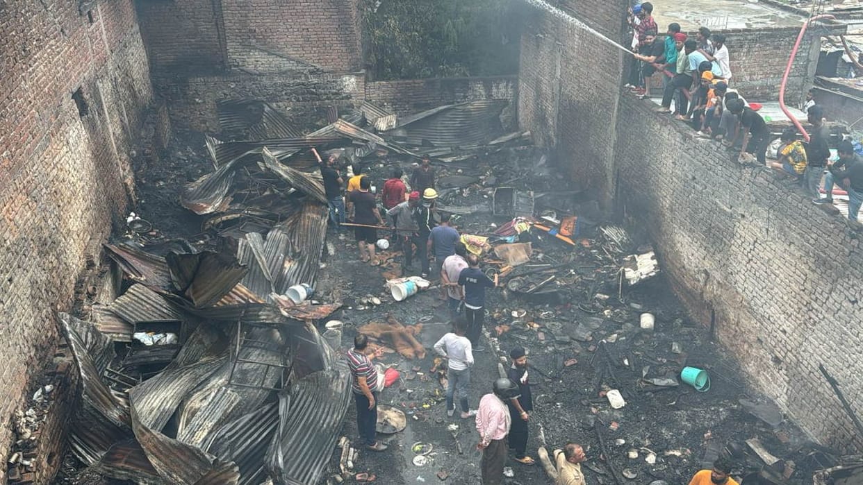 Uttarakhand Forest Fire Massive Fire Incident in Dehradun Khud Buda Mohalla Huts Burnt to Ashes News in Hindi
