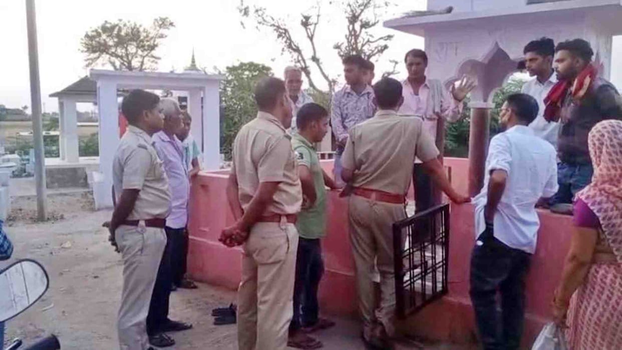 Bharatpur News: People protested against those who broke the statue of Goddess Parvati.