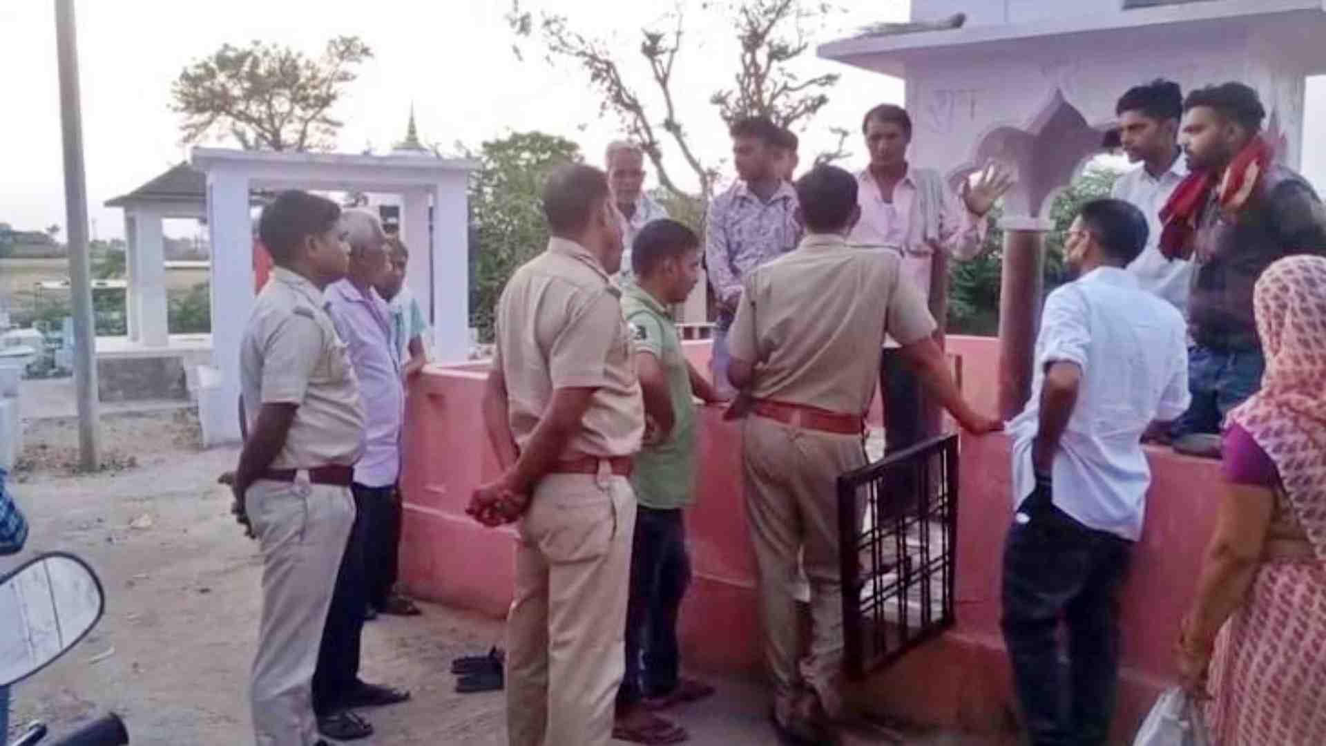 मंदिर में पहुंची पुलिस टीम।