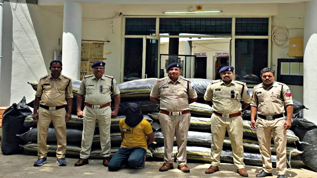 Mandsaur Action taken against drug smugglers at four police stations one and a half kilo opium seized