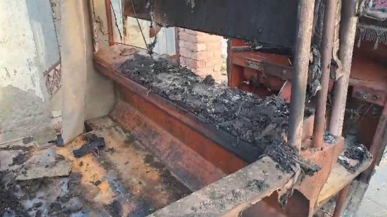 Fatehabad: Auto parked in the street set on fire, incident captured in CCTV