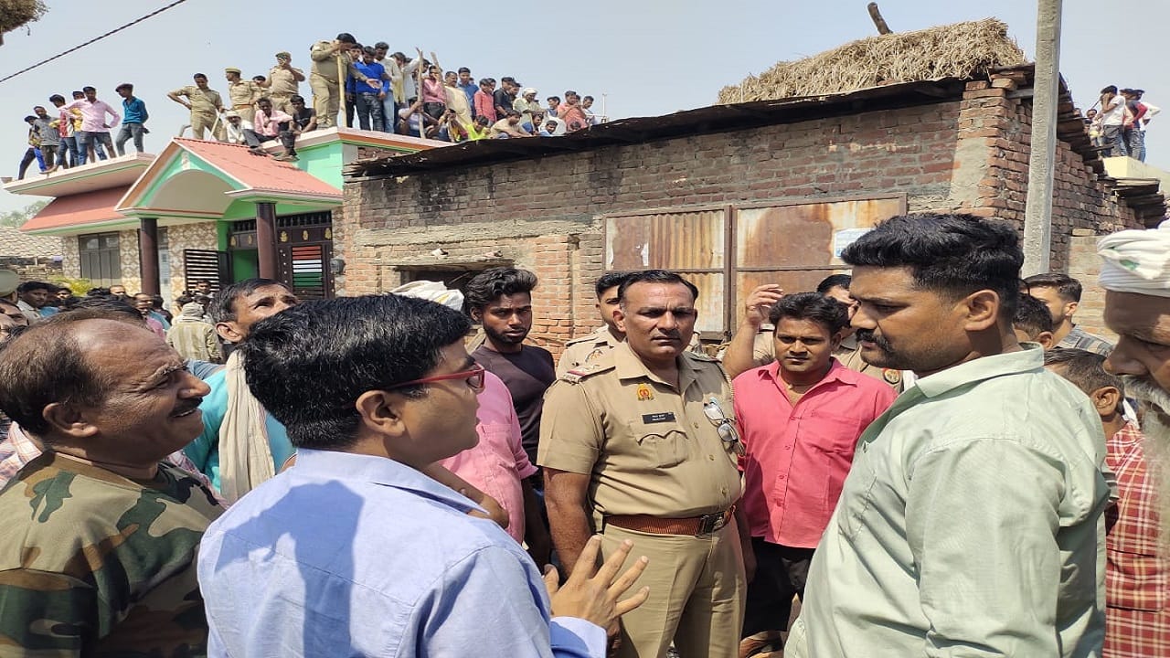 Leopard entered the house forest department team rescued in Pilibhit