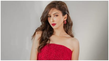 Dhurandhar film actress saumya tandon shared her chilhood photos on social media