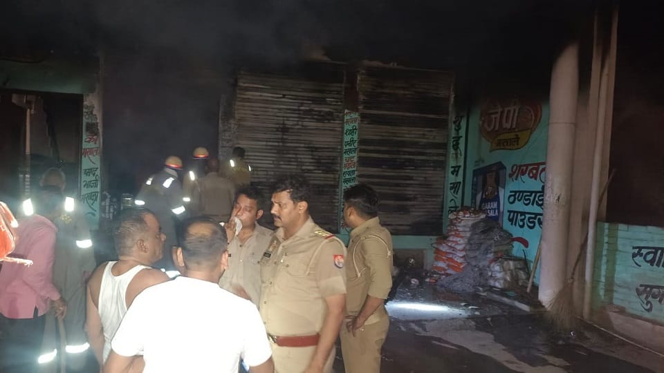 Massive fire caused by short circuit family living above the shop trapped Rescue done