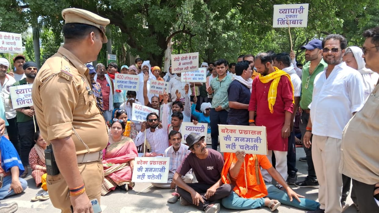 Bareka Gumti Market Traders strike by closing shops in varanasi
