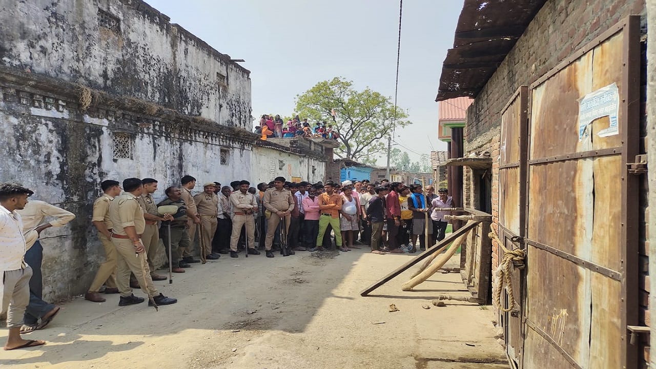 Leopard entered the house forest department team rescued in Pilibhit
