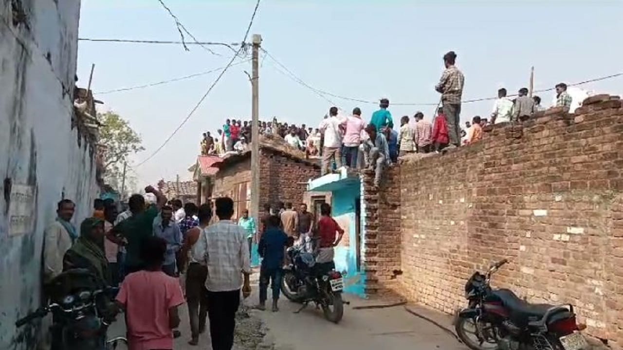 Leopard entered the house forest department team rescued in Pilibhit