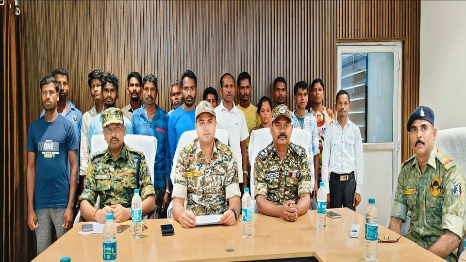 16 नक्सलियों ने किया सरेंडर