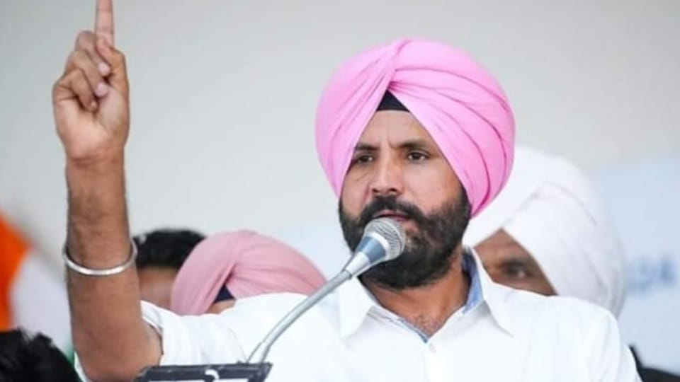 Congress Worker putting up flags during Amarinder Singh Raja Warring roadshow got electrocuted