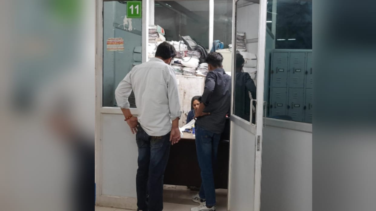 Couple swallowed poisonous substance in poverty, condition critical, innocent children kept crying