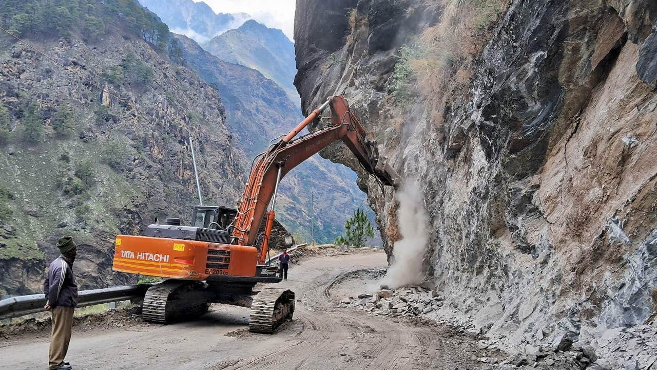 Badrinath Highway is in bad condition devotees journey not be easy Ground Report Badrinath Chardham yatra 2024