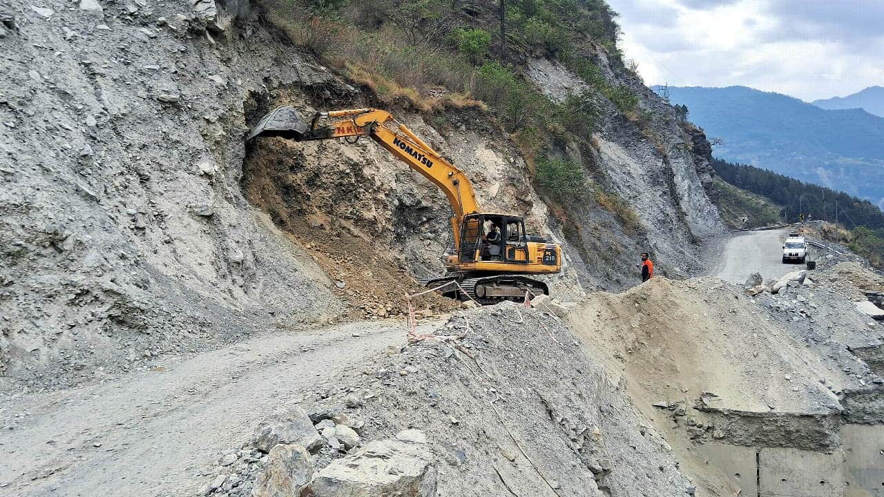 Badrinath Highway is in bad condition devotees journey not be easy Ground Report Badrinath Chardham yatra 2024