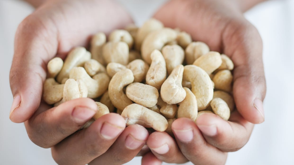 daily nuts intake benefits cashews nutrition facts and health benefits in hindi