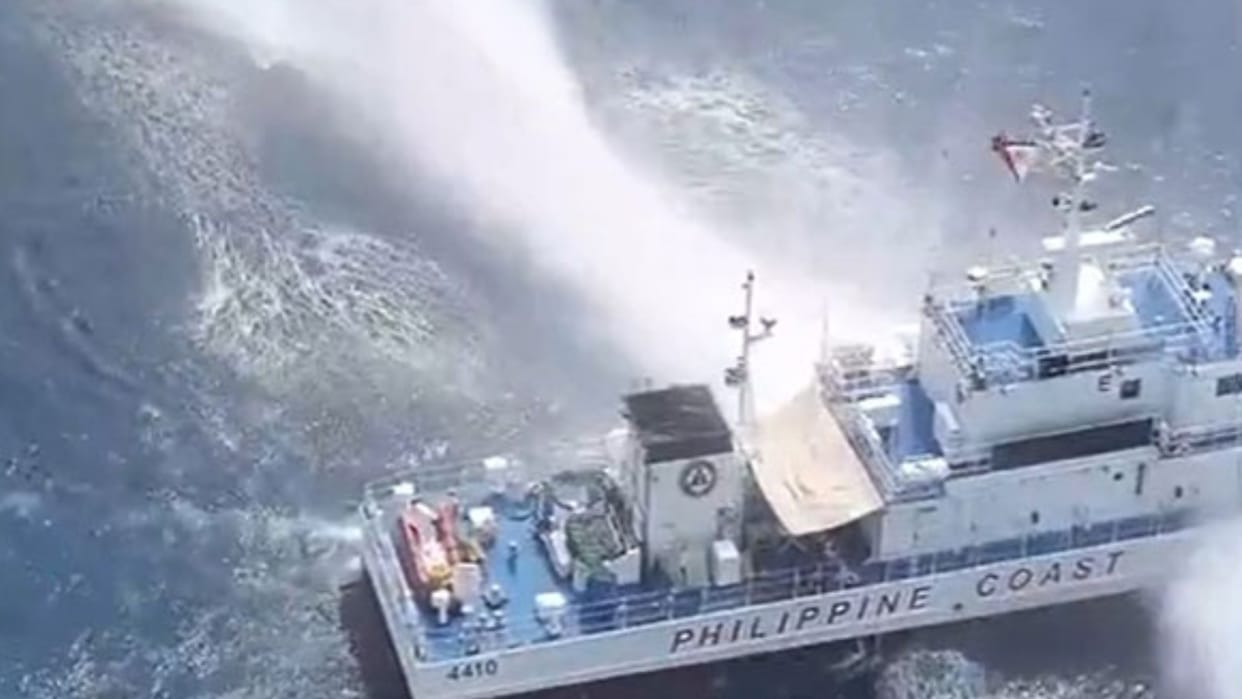 China attack in South China Sea against Two Philippine ships with water cannon