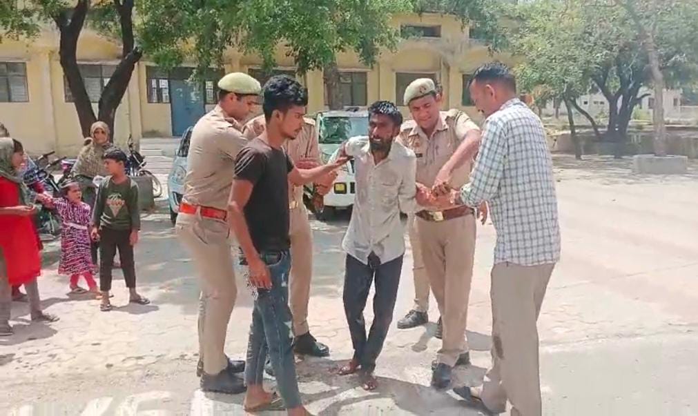 Muzaffarnagar: Villager tried to commit suicide by pouring kerosene on CO office, barely saved